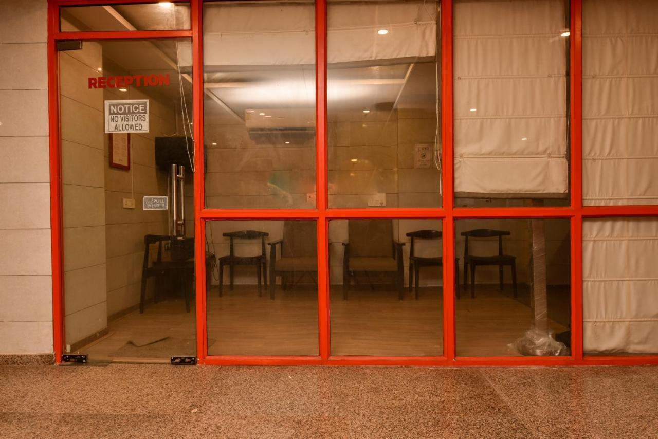 Hotel Red Saffron Új-Delhi Kültér fotó