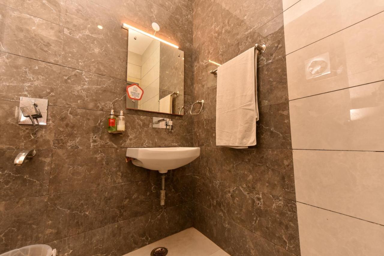 Hotel Red Saffron Új-Delhi Kültér fotó