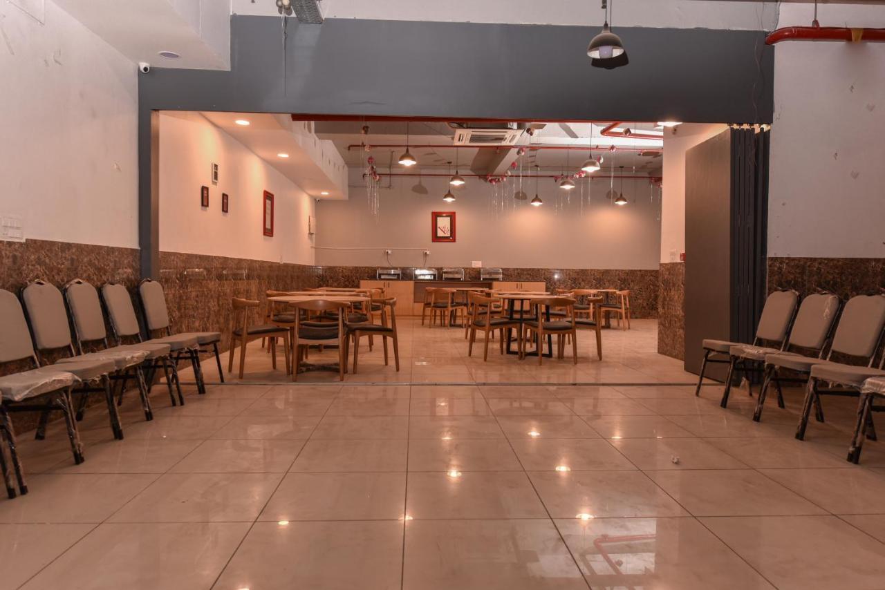 Hotel Red Saffron Új-Delhi Kültér fotó