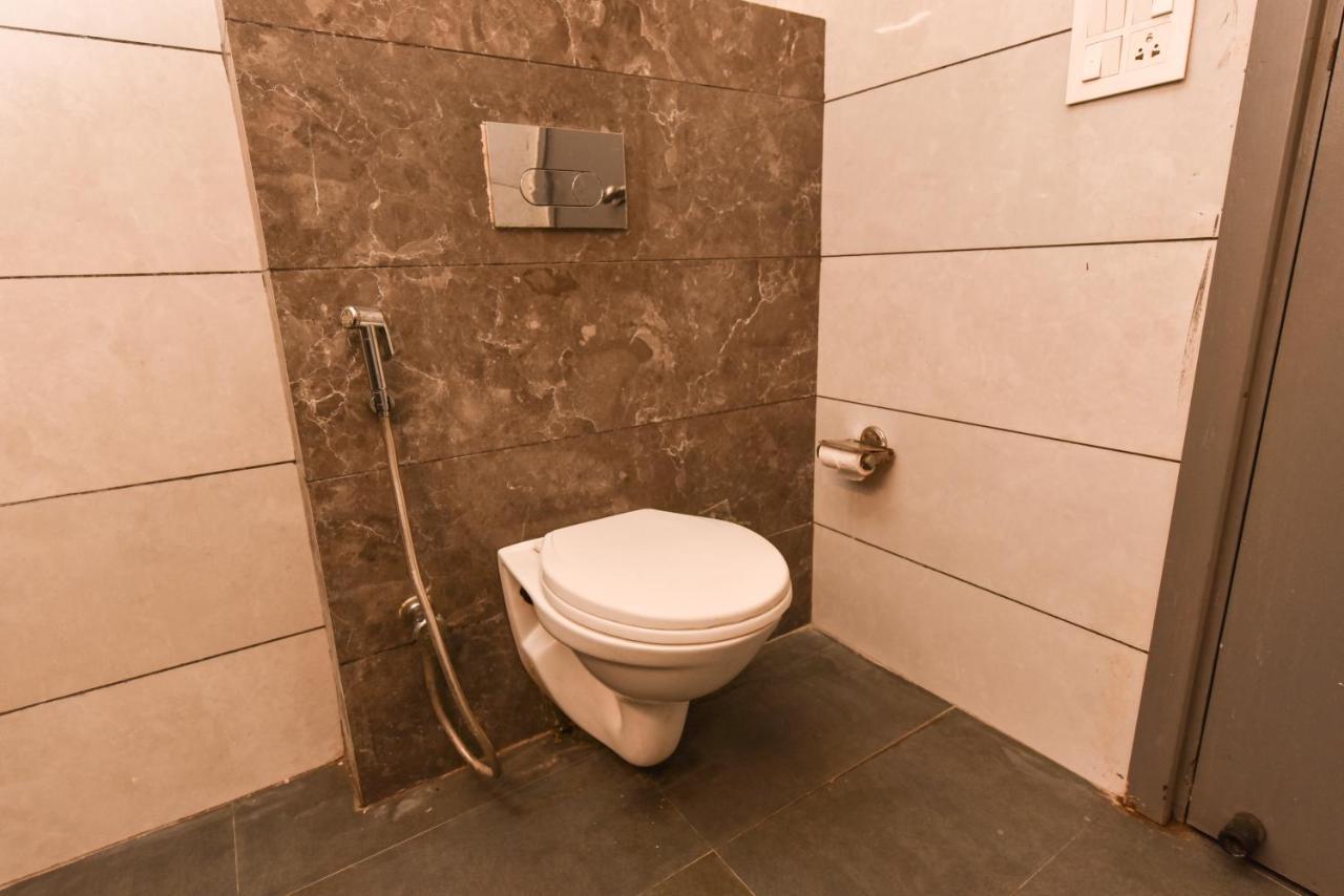 Hotel Red Saffron Új-Delhi Kültér fotó