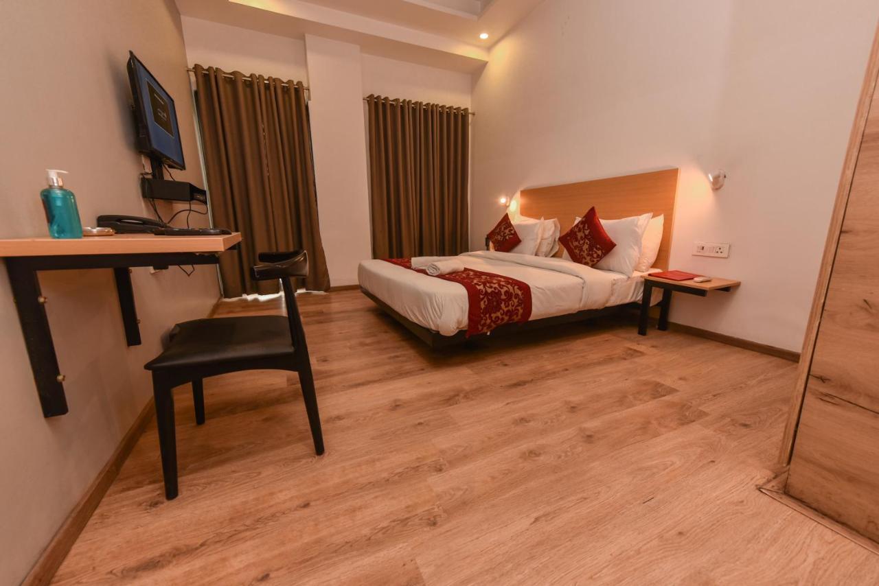 Hotel Red Saffron Új-Delhi Kültér fotó